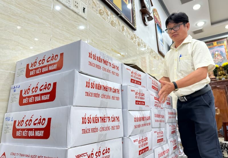 Ngoài các trụ sở chính thức cũng thường phân phối các loại vé số cào hoặc vé xổ số nhanh Keno in tại chỗ bằng các nhân viên bán vé số dạo